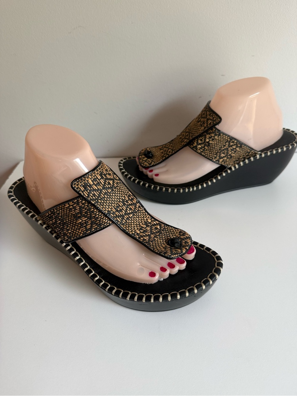 Donald J Pliner Woman’s 9.5 Catt Wedge Thong Platform Sandals Tan Black Ivory